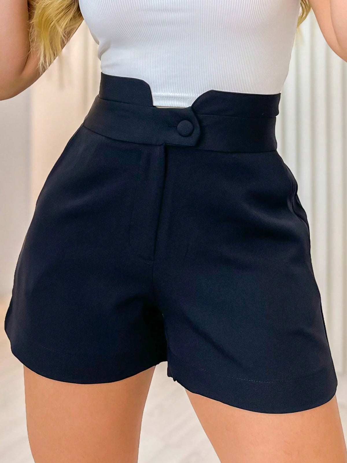 Short Feminino Alfaiataria Botão Forrado Élégance - Tanzille